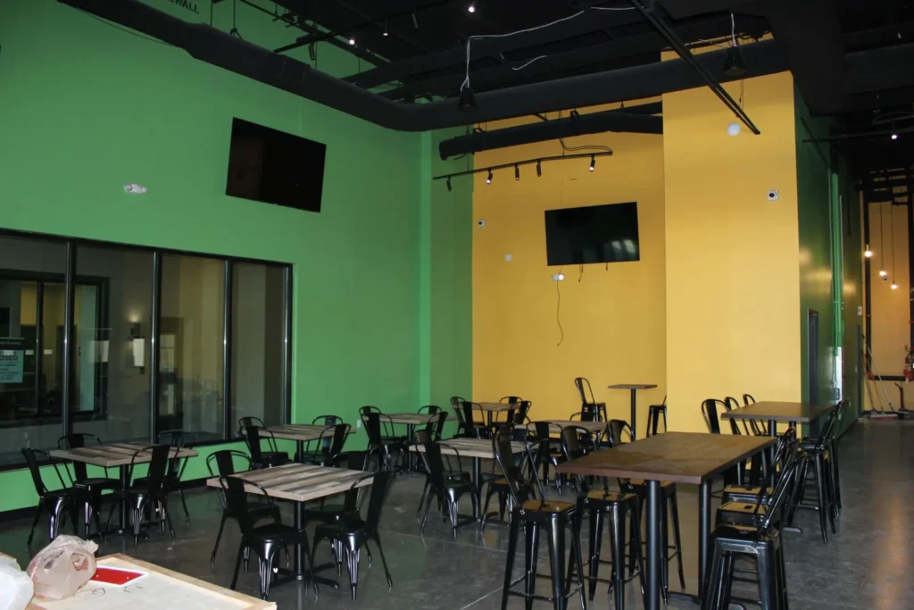 A restaurant patio featuring tables and chairs