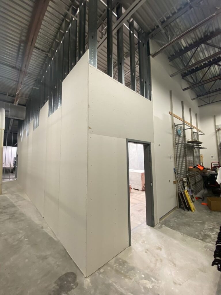 creating a minimalist and open atmosphere.